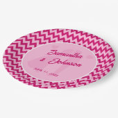 Moderne Rosé Chevron Streifen Hochzeit Pappteller (Schrägansicht)