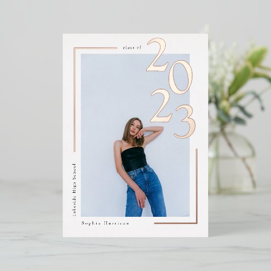 Moderne Rose Gold 2023 Foto Abschluss Folieneinladung (Stehend vorne)