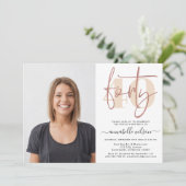 Moderne Rose Gold 40. Geburtstag Foto Einladung (Stehend Vorderseite)