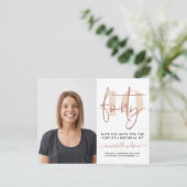 Moderne Rose Gold 40. Geburtstag Foto Save the Dat Postkarte (Stehend Vorderseite)