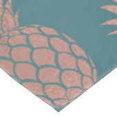 Moderne Rose Gold Aquamarines Ananas Muster Tischdecke (Schrägansicht)