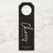 Moderne Rose Gold Brush Briefe Cheers Party Bott Flaschenanhänger (Vorderseite)