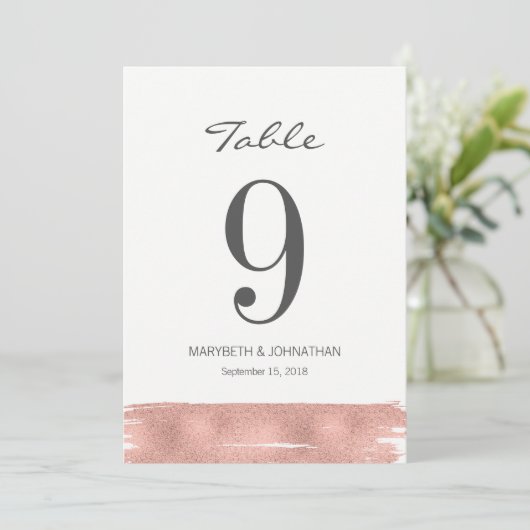 Moderne Rose Gold Brush Wedding Tischnummer Card (Stehend Vorderseite)