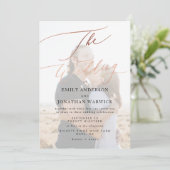Moderne Rose Gold Calligraphy Foto Wedding Einladung (Stehend Vorderseite)