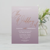 Moderne Rose Gold Calligraphy & Mauve Folieneinladung (Stehend vorne)