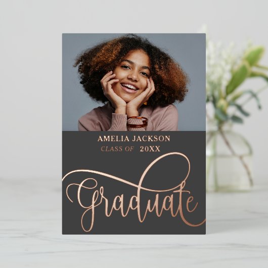 Moderne Rose Gold-Collage Graduate Folieneinladung (Stehend vorne)