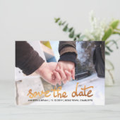 Moderne Rose Gold Foil Save the Date Drehbuch (Stehend Vorderseite)