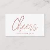 Moderne Rose Gold Foil Script "Cheers" Drink Ticke Begleitkarte (Vorderseite)