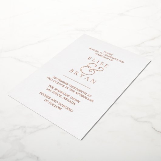 Moderne Rose Gold Foil White & Blush Hochzeit Folieneinladung (Gedreht)