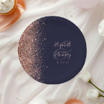 Moderne Rose Gold Glitzer Dark Blue Wedding Pappteller<br><div class="desc">Diese eleganten,  modernen Hochzeitsfeier-Teller verfügen über eine Rose Gold Imitat Glitzer Rand. Pink-Rose auf dunkelblauem Hintergrund leicht anpassen,  mit den Namen der Braut und des Bräutigams in skurriler Handschrift Kalligraphie über einem großen kohlegrauen Ampersand.</div>