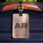 Moderne Rose Gold Metal Two Monogram Ursprünglich Gepäckanhänger<br><div class="desc">Elegant Girly Stylish Moderne Rose Gold Metal Zwei Monogram Initial Custom Personalisiert Personalisiert Luggage Bag Tag. Dieses Design mit zwei (2) fett monogramm ersten typografischen Schriftart und die Rückseite Adresse Info über Rose Gold Brushed Metal (Rose gold metallische Folie aussehen) Hintergrund. Diese sind einfach zu anpassen. Stilvolles Geschenk für Hochzeit,...</div>