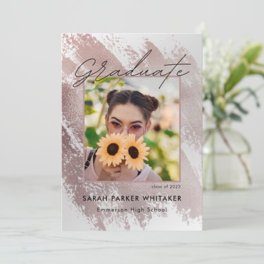 Moderne Rose Gold Pinselstriche Graduierungsparty Einladung (Stehend Vorderseite)