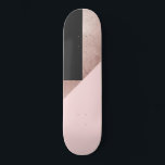 Moderne Rose Gold Schwarz Rosa Geometrie Skateboard<br><div class="desc">Dieses elegante und schicke Muster ist perfekt für die moderne Frau. Es verfügt über ein Imitat gedruckte Rose Goldfolie, schwarz und rot rosa Farbblock dreieck geometrische Muster. Es ist stilvoll, trendig, einzigartig und modern! ***WICHTIGE ANMERKUNG: bei Sonderanträgen im Zusammenhang mit Änderungen von Konstruktionsaspekten; mit Farbtausch oder passenden Produkten, oder anderen...</div>