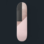 Moderne Rose Gold Schwarz Rosa Geometrie Skateboard<br><div class="desc">Dieses elegante und schicke Muster ist perfekt für die moderne Frau. Es verfügt über ein Imitat gedruckte Rose Goldfolie, schwarz und rot rosa Farbblock dreieck geometrische Muster. Es ist stilvoll, trendig, einzigartig und modern! ***WICHTIGE ANMERKUNG: bei Sonderanträgen im Zusammenhang mit Änderungen von Konstruktionsaspekten; mit Farbtausch oder passenden Produkten, oder anderen...</div>