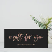Moderne Rose Gold Script | Black Gift Certificate (Stehend Vorderseite)