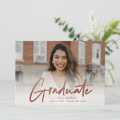 Moderne Rose Gold Script Foto Abschluss Ankündigung (Stehend Vorderseite)