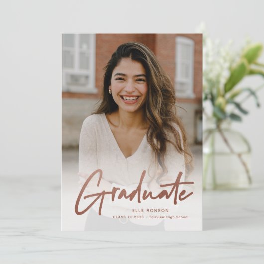 Moderne Rose Gold Script Foto Graduation Party Einladung (Stehend Vorderseite)