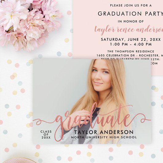 Moderne Rose Gold Script Graduate Foto Abschluss Einladung