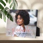 Moderne Rose Gold Script Graduate Foto Abschluss Fotoplatte<br><div class="desc">Stilvolles und elegantes Abschluss-Plakatschild mit Easel verfügt über ein Senior-Foto mit "graduate" Imitate Rose Gold-Folie Skript-Overlay. Personalisieren Sie den modernen Text mit dem Namen,  der Schule und dem Unterrichtsjahr Ihres Abschlusses. Macht einen schönen Sake in Ihrer Zuhause zu zeigen!</div>