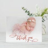 Moderne Rose Gold Script Neues Baby Foto Vielen Da Dankeskarte (Stehend Vorderseite)
