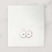 Moderne Rose Gold Wedding Ring Monogram Platzkarte (Außenseite Aufgefaltet)