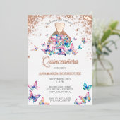 Moderne Rose Goldene Schmetterling Gown Quinseaner Folieneinladung (Stehend vorne)