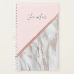 Moderne Rose Goldfolie Rosa grauer Marmor | Name h Planer<br><div class="desc">Schöne moderne personalisierte Tagesplaner / Kalender für ein Mädchen / eine Frau.  Rosa Hintergrundfarbe mit trendigen Imitaten Rose goldene Folie Marmor mit Option zum Hinzufügen von Namen oder Nachricht.  Ideal für Schule,  Business,  Hochzeit oder Privatpersonen.</div>