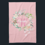 Moderne Rose Rosa Anfangsskriptmonogramm Geschirrtuch<br><div class="desc">Hübsches rosa erstes monogramm Küchentuch,  mit einem schönen weißen Skriptnamen und einem floralen Rosa-Initial,  gerahmt durch eine zarte Aquarellgarland mit floraler Rose auf pfirsichrosa Hintergrund. Personalisieren Sie sich,  um ein besonderes Geschenk zu erhalten! Entwickelt von Thisisnotme©</div>