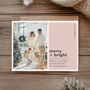 Moderne Rosé-Weihnachtsfoto 'Merry + Bright' Postkarte