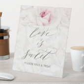 Moderne Rosenblütenblütenhochzeit Liebe ist süß Sockelschild (In Situ)