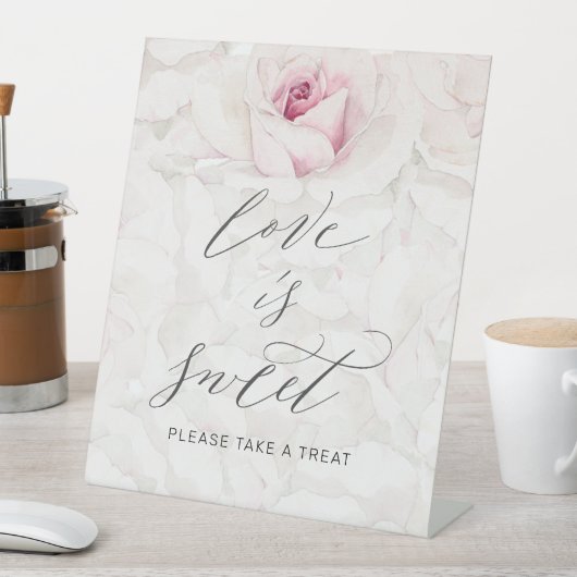 Moderne Rosenblütenblütenhochzeit Liebe ist süß Sockelschild (In Situ)