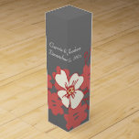 Moderne Rot-Weiß-Blume auf der grauen Hochzeit Weinbox<br><div class="desc">Moderne Blumenbilder mit roten und weißen Blume auf grauem Hintergrund. Fügen Sie Namen und Datum zum Gedenken an Hochzeiten oder andere besondere Veranstaltungen hinzu.</div>