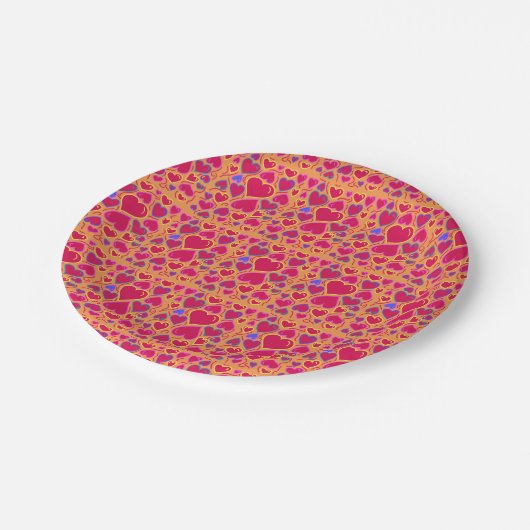 Moderne rote Herzen Pappteller (Schrägansicht)