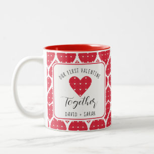 Moderne rote Herzen Unser erstes Valentinstag zusa Zweifarbige Tasse