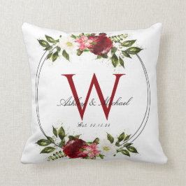 Moderne Rote Rose Wreath Monogram Wedding Keepake Kissen