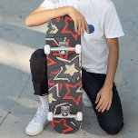 Moderne Rote Stars Cooles Grunge-Muster Skateboard<br><div class="desc">Das moderne Red Black Stars Cool Grunge Muster Custom Skateboard zeichnet sich durch ein einfaches Grunge-Muster aus roten,  schwarzen und cremefarbenen Sternen aus. Geben Sie Ihrem Lieblingskateboarder zu Weihnachten,  Geburtstag oder Ihrer BESTE FREUNDIN ein maßgeschneidertes Geschenk,  ein personalisiertes Skateboard. Entworfen von ©Evco Studio www.zazzle.com/store/evcostudio</div>