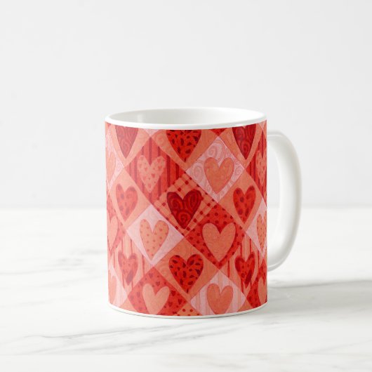 Moderne rote und rosa Patchwork-Herzen Kaffeetasse (VorderseiteRechts)