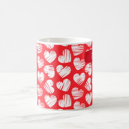 Moderne rote und weiße doodled Herz Valentine Name Kaffeetasse (Mittel)