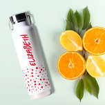 Moderne rote und weiße Polka-Punkte Trinkflasche<br><div class="desc">Ein lustiges rotes Polka-Punktmuster betont den Boden dieser Wasserflasche,  personalisiert mit dem vertikal bedruckten Namen auf beiden Seiten in schicker Schrift.</div>