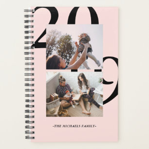 Moderne Röte Zwei-Foto-Polka-Dot-Muster und Jahr Planer