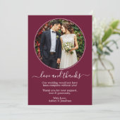 Moderne Round Foto Frame Burgundy Wedding Dankeskarte (Stehend Vorderseite)