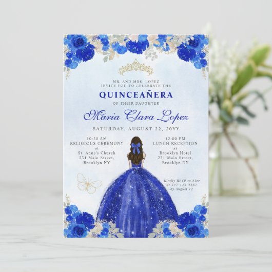 Moderne Royal Blue Gold Floral Princess Quinceañer Einladung (Stehend Vorderseite)