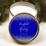 Moderne Royal Blue Silver Glitzer Edge Wedding Runder Aufkleber<br><div class="desc">Dieser elegante,  moderne Hochzeitsaufkleber zeichnet sich durch ein Imitat silberner Glitzer-Design am oberen und unteren Rand aus. Einfach den weißen Text auf einem königsblauen Hintergrund anpassen,  mit den Namen der Braut und des Bräutigams in handschriftlicher Kalligraphie über einen großen Ampersand.</div>