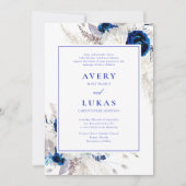 Moderne Royal Blue & White Blume Hochzeit Einladung (Vorderseite)