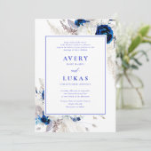 Moderne Royal Blue & White Blume Hochzeit Einladung (Stehend Vorderseite)