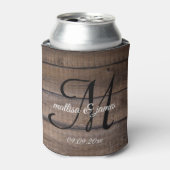 Moderne Rustic Wood Monogram Script Wedding Party Dosenkühler (Kanne Vorderseite)