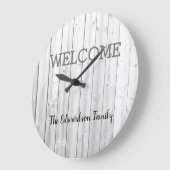 Moderne rustikale Begrüßung Familienname Graue Sei Große Wanduhr (Winkel)