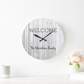 Moderne rustikale Begrüßung Familienname Graue Sei Große Wanduhr (Zuhause)