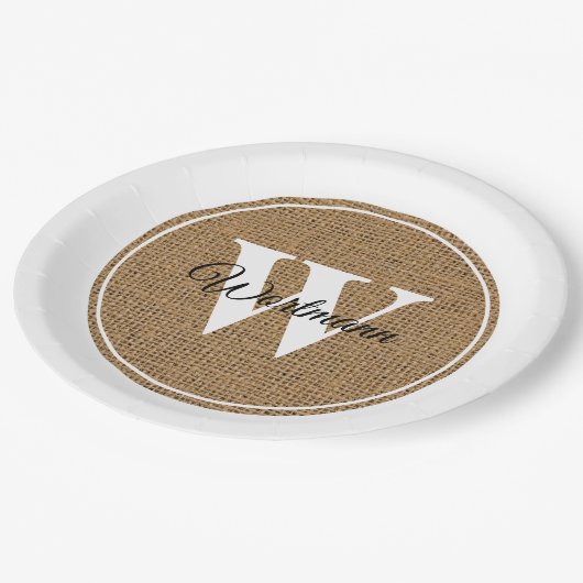 Moderne Rustikale Burlap White Monogram Pappteller (Schrägansicht)
