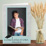 Moderne rustikale Glückwünsche Abschluss Foto Karte<br><div class="desc">Moderne Rustikale Gratulation Abschluss Card mit Graduate Name und Foto. Abschluss-Karte mit Graduierungskappe, Text Herzlichen Glückwunsch, ein Name und ein Foto des Absolventen auf der Vorderseite - personalisieren Sie mit Ihrem Namen und Ihrem Foto. Der Hintergrund ist grau rustikal. Personalisieren Sie den Text in der Karte, um Ihre Bedürfnisse zu...</div>